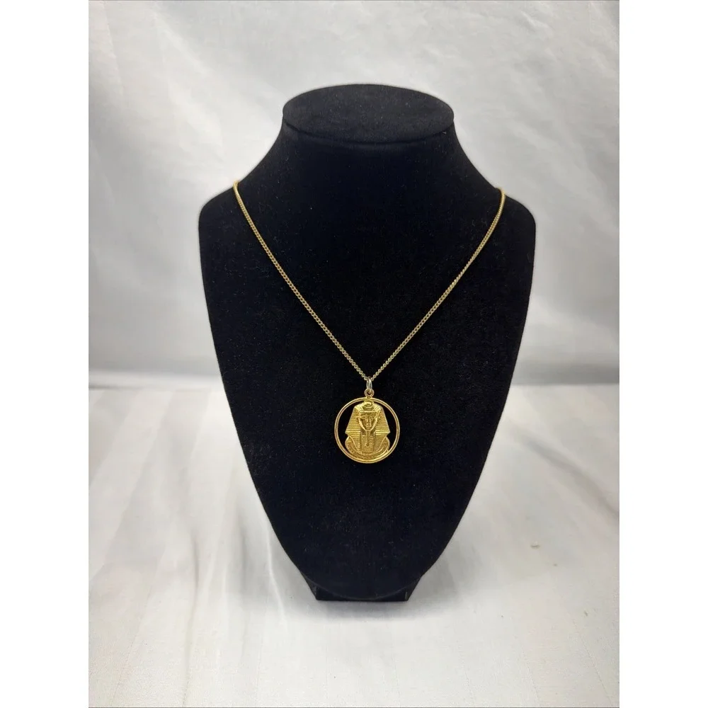 Egyptian pharaoh pendant necklace  of Tutankhamun within a circular frame‎